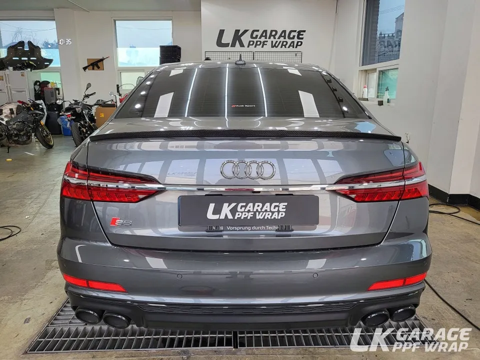 Audi A6のカーラッピング事例|クローム除去で印象激変 施工写真 1-3