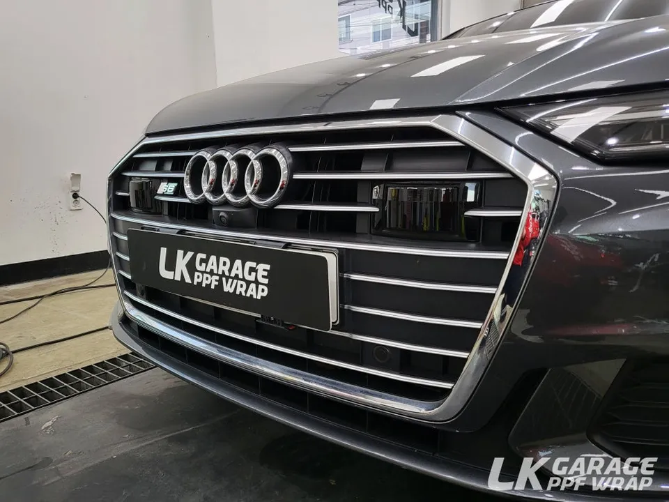 Audi A6のカーラッピング事例|クローム除去で印象激変 施工写真 3-3