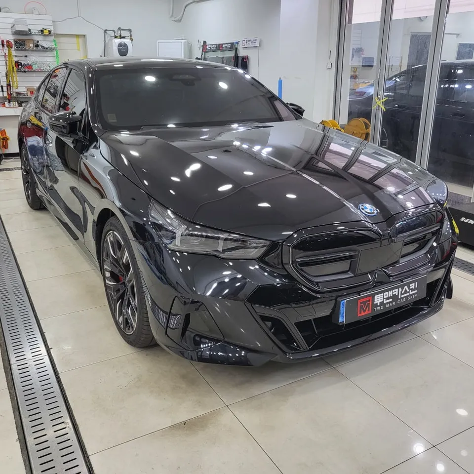 BMW i5のPPF施工事例 施工写真 2-1
