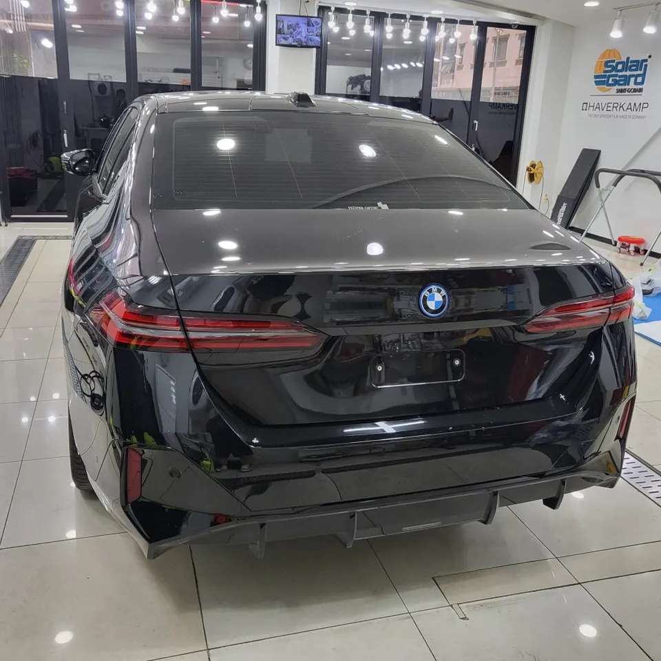 BMW i5のPPF施工事例 施工写真 1-2