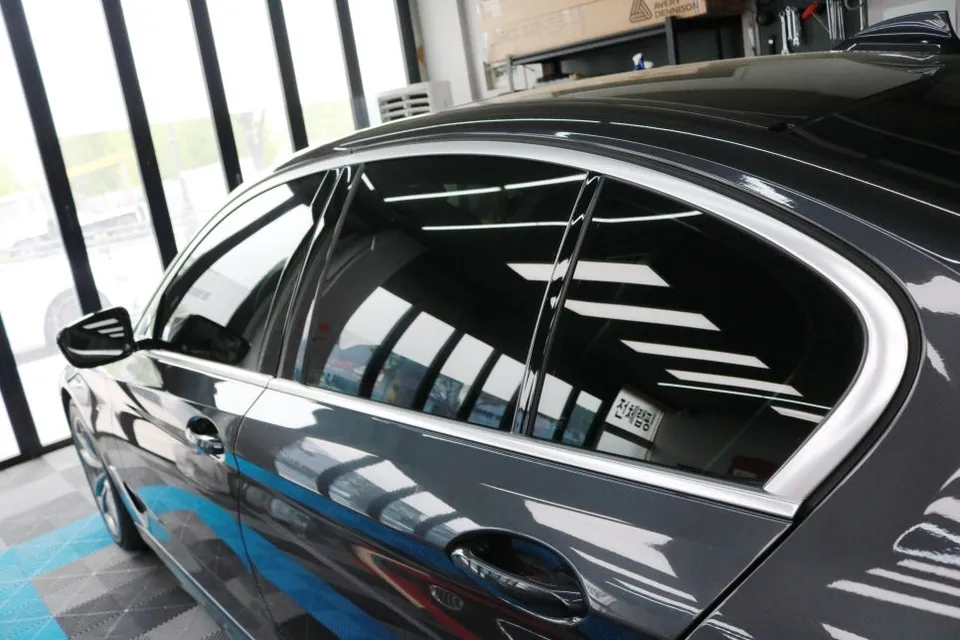 BMW 5 Series G30 カーラッピング事例:クローム除去で印象激変 施工写真 2-1