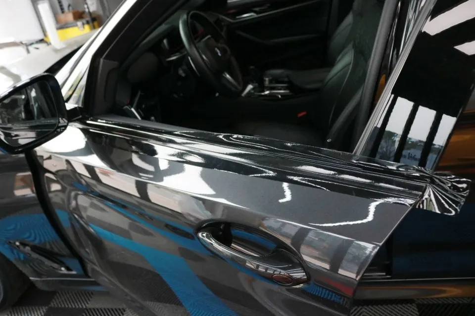 BMW 5 Series G30 カーラッピング事例:クローム除去で印象激変 施工写真 3-1