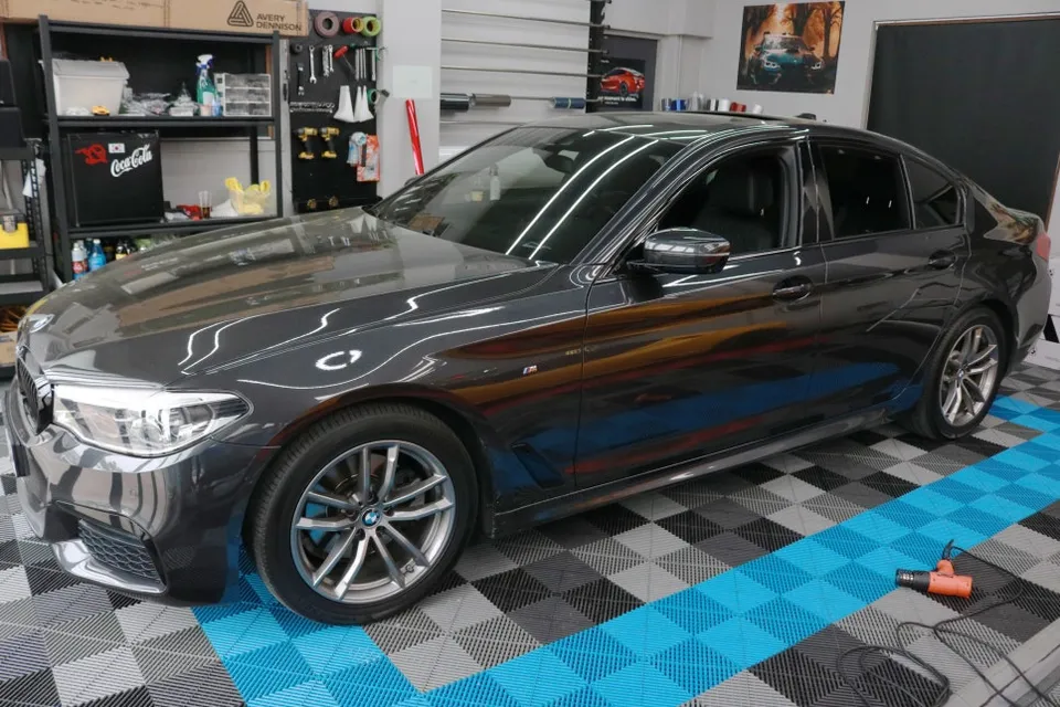 BMW 5 Series G30 カーラッピング事例:クローム除去で印象激変 施工写真 3-2