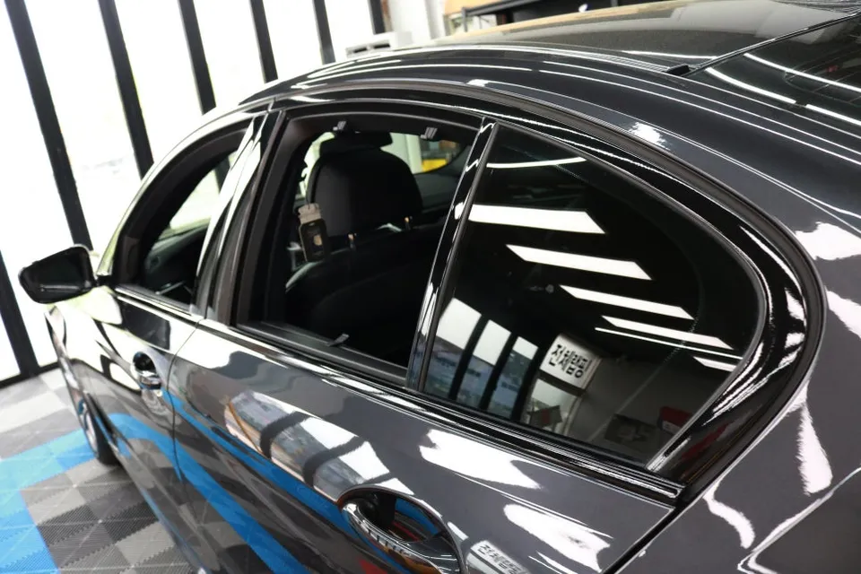 BMW 5 Series G30 カーラッピング事例:クローム除去で印象激変 施工写真 2-3