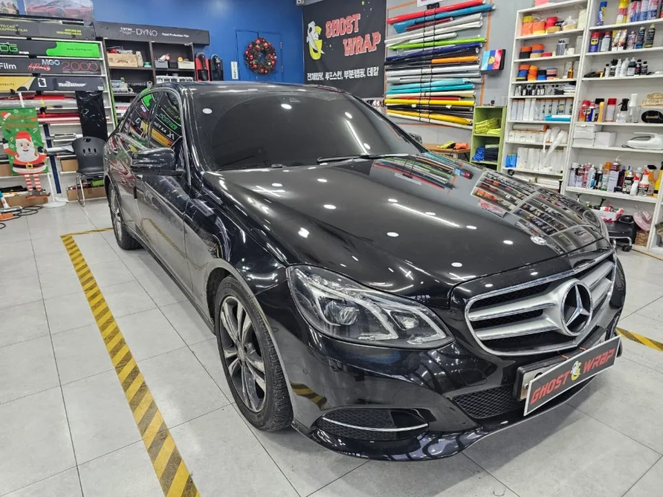 Mercedes-Benz E-Classのカーラッピング事例｜内装カスタム 施工写真 1-1