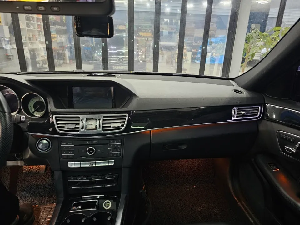 Mercedes-Benz E-Classのカーラッピング事例｜内装カスタム 施工写真 2-1