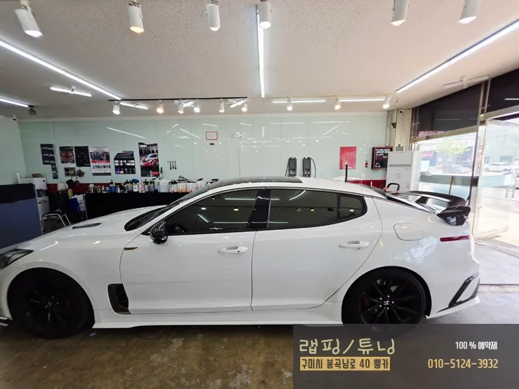 Kia Stingerのカーラッピング事例|高光沢ブラック 施工写真 2-1