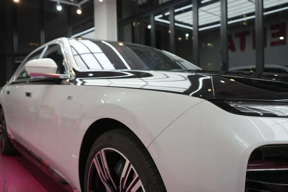 BMW 7 Seriesのカーラッピング事例｜費用目安・仕上がり 施工写真 3-1