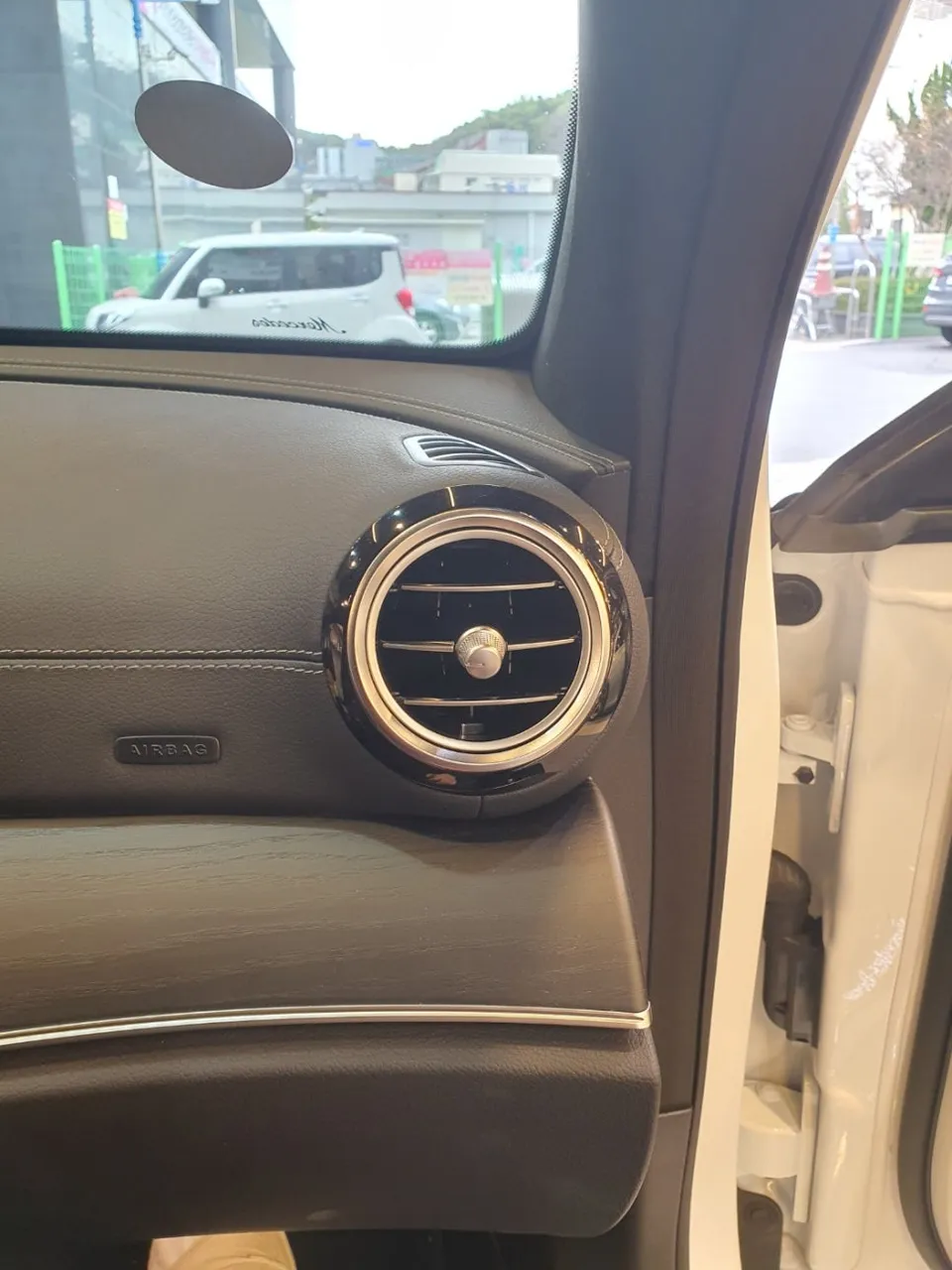 Mercedes-Benz E-Class ambient lighting - Mercedes-Benz E-Class Ambient Lighting Review — Enhanced Interior photo 4