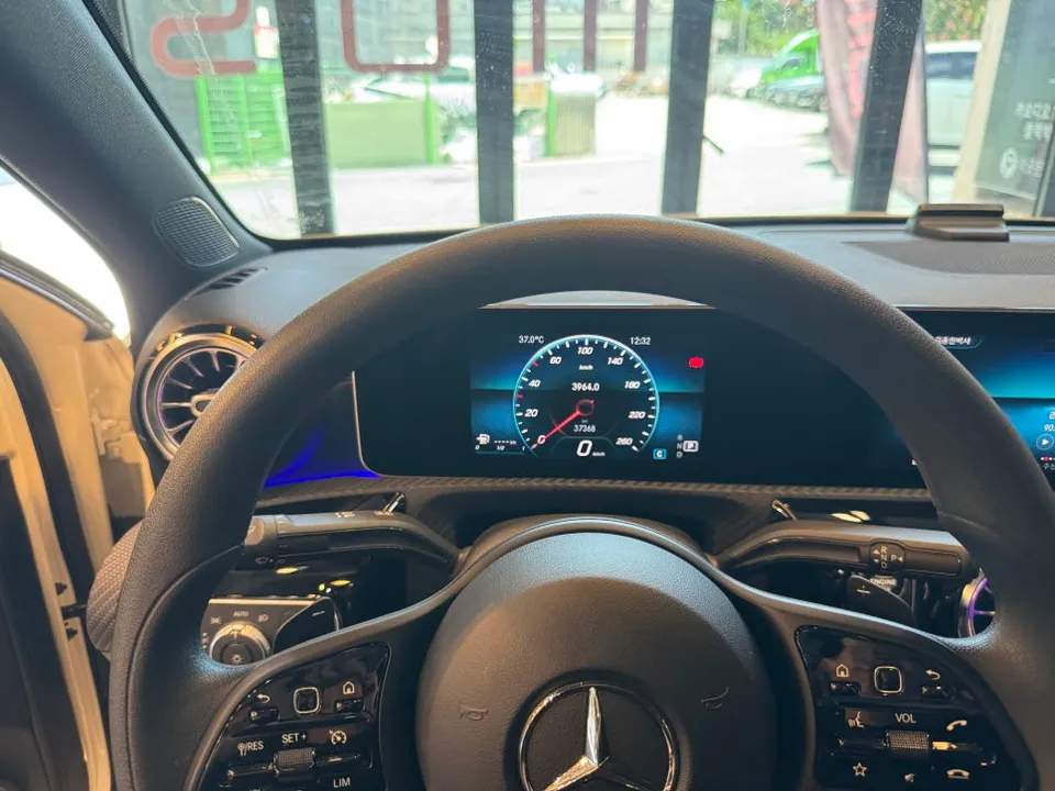 Mercedes-Benz A220 W177 interior customization - Mercedes-Benz A220 Interior Upgrade: Wide Cockpit Full Screen photo 3