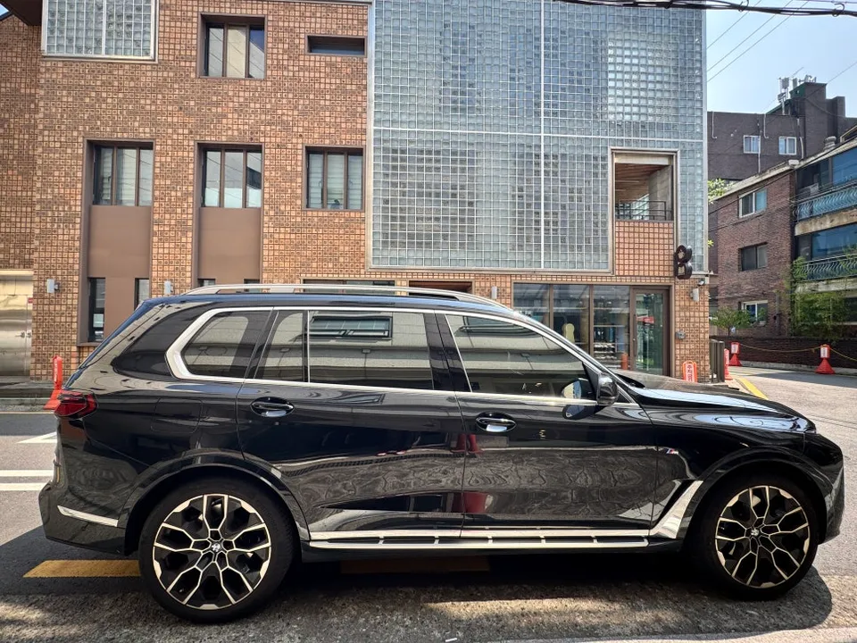 BMW X7のカーラッピング事例｜クロームパーツをブラック化 施工写真 1-1