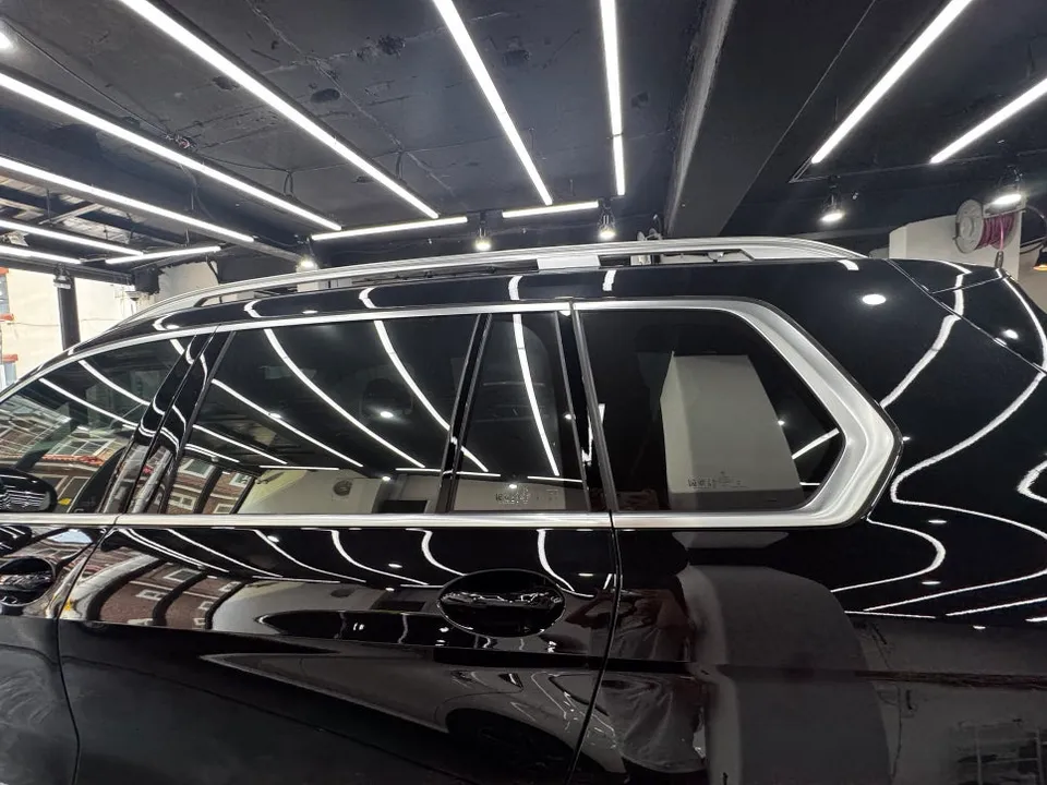 BMW X7のカーラッピング事例｜クロームパーツをブラック化 施工写真 3-1