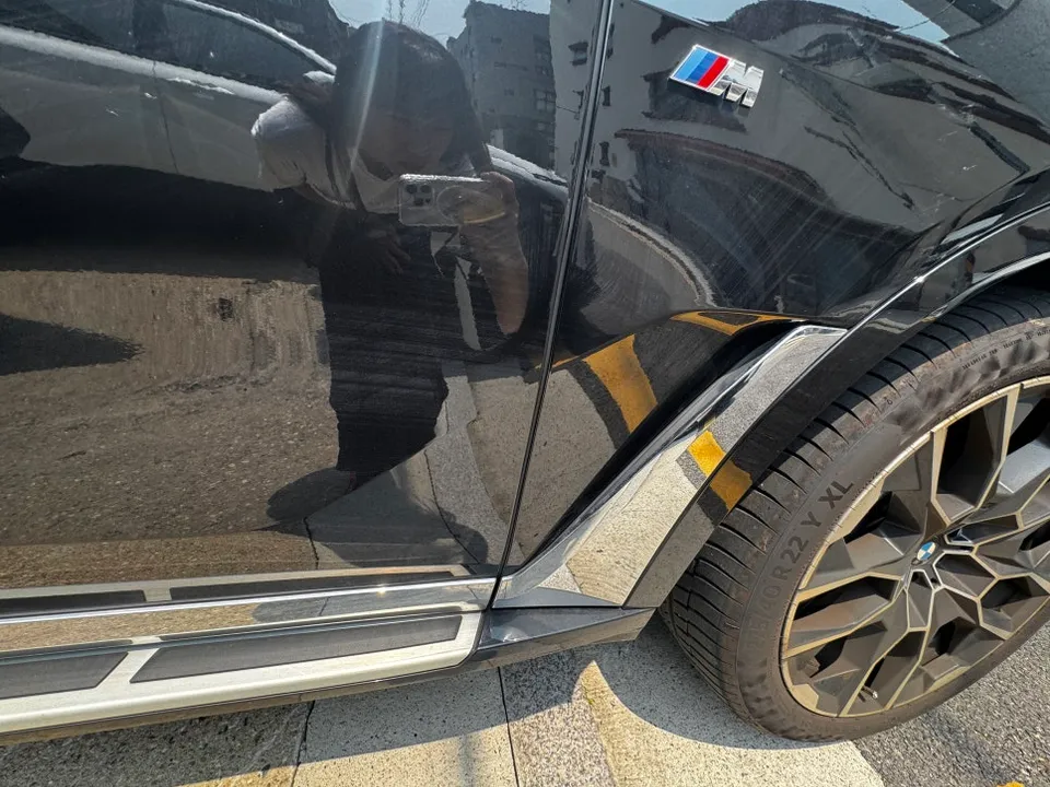 BMW X7のカーラッピング事例｜クロームパーツをブラック化 施工写真 1-2