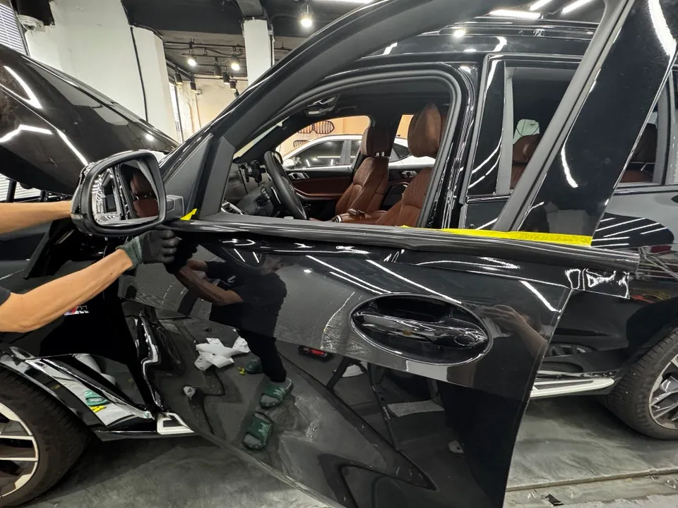BMW X7のカーラッピング事例｜クロームパーツをブラック化 施工写真 1-3