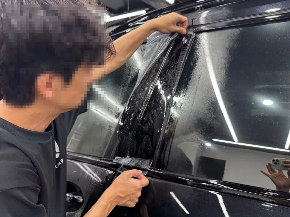 BMW X7のカーラッピング事例｜クロームパーツをブラック化 施工写真 3-3