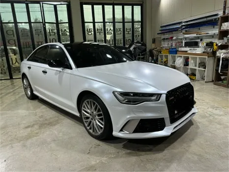 Audi A6のカーラッピング事例|サテンホワイトパール 施工写真 4-1