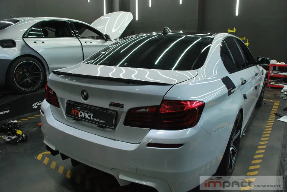 BMW M5のカーラッピング事例|リアルカーボン再施工 施工写真 2-1