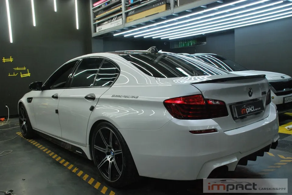 BMW M5のカーラッピング事例|リアルカーボン再施工 施工写真 1-2
