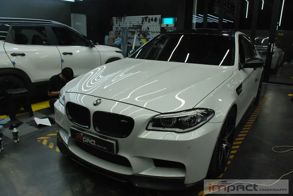 BMW M5のカーラッピング事例|リアルカーボン再施工 施工写真 2-2