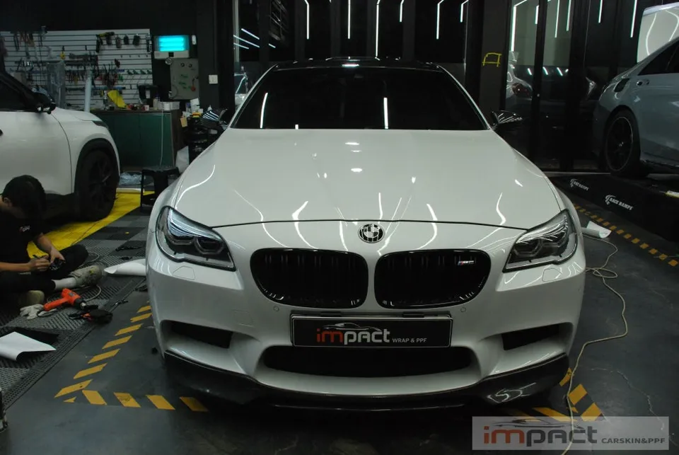 BMW M5のカーラッピング事例|リアルカーボン再施工 施工写真 3-2