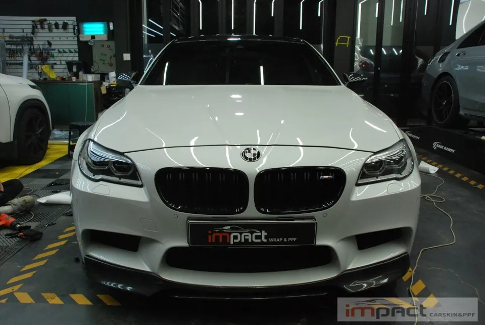 BMW M5のカーラッピング事例|リアルカーボン再施工 施工写真 4-2