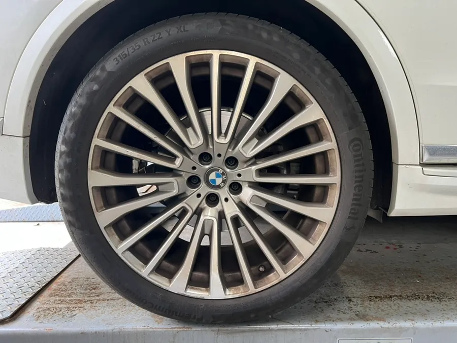 BMW X7のホイールリペア・塗装事例 施工写真 4-1