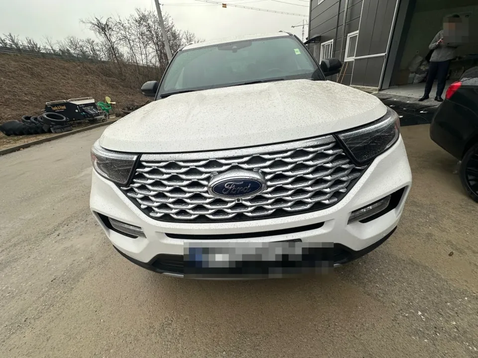 Ford Explorerのカーラッピング事例｜ブラックパッケージ 施工写真 3-1
