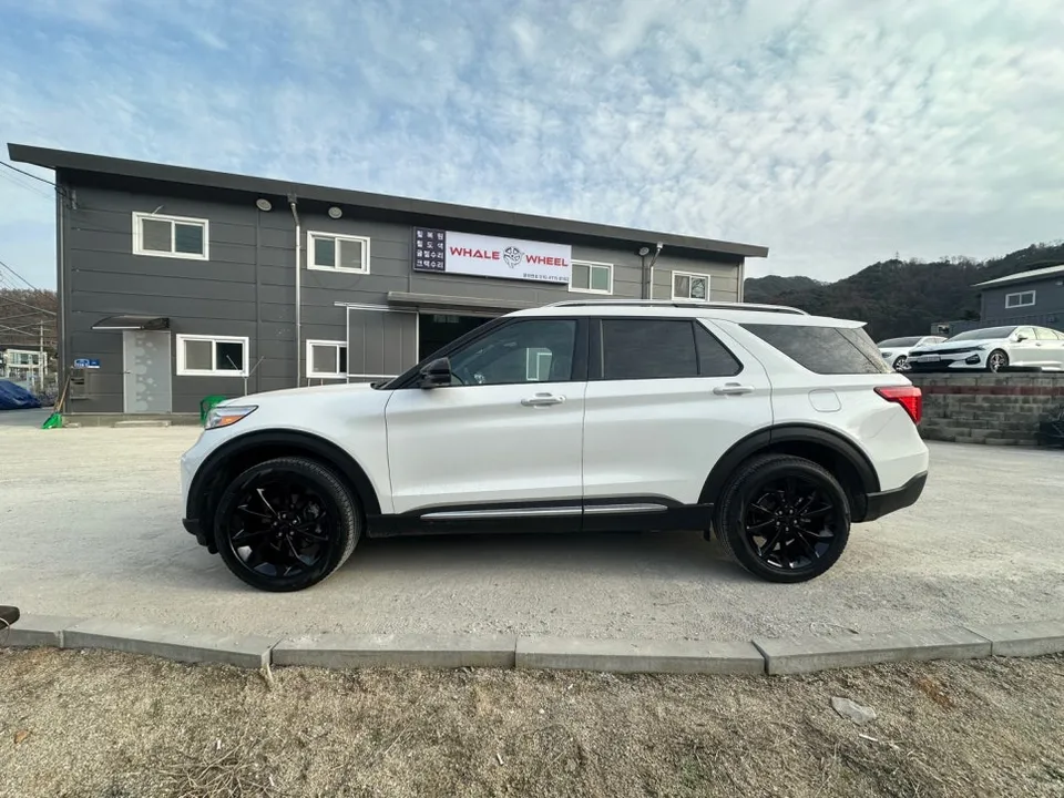 Ford Explorerのカーラッピング事例｜ブラックパッケージ 施工写真 3-2