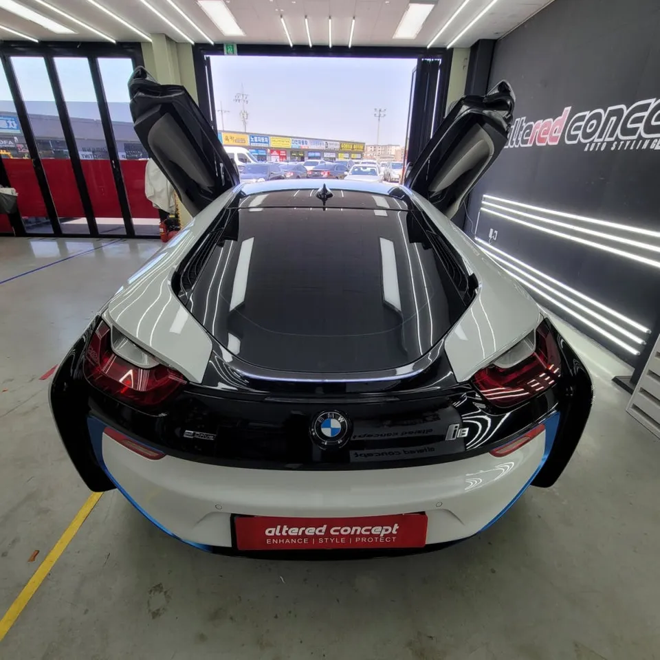 BMW i8のドアスカッフ保護ラッピング事例 施工写真 2-1