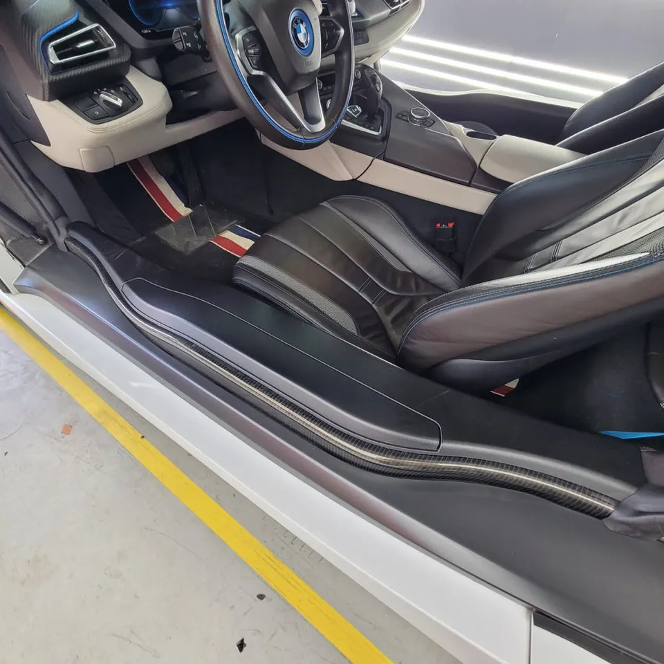 BMW i8のドアスカッフ保護ラッピング事例 施工写真 3-2