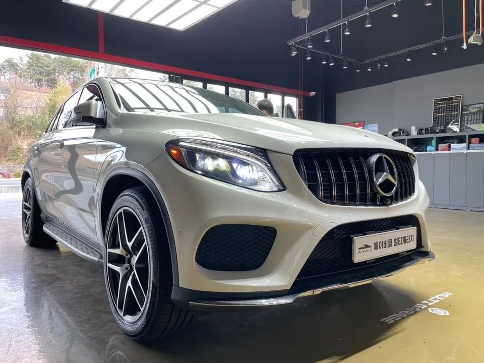 Mercedes-Benz GLE Ambient Lighting Review — Enhanced Interior photo 1