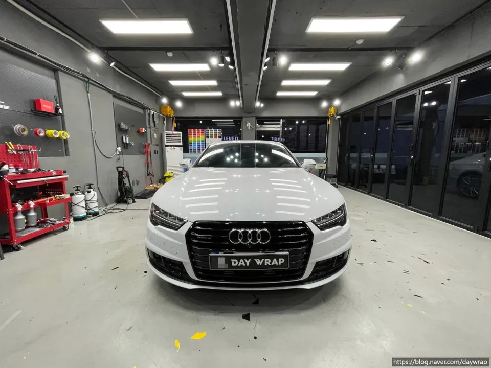 Audi A8のカーラッピング事例｜クローム部分の印象変更 施工写真 3-1