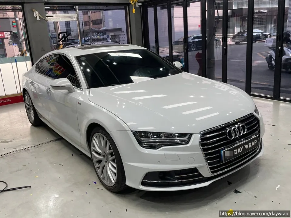 Audi A8のカーラッピング事例｜クローム部分の印象変更 施工写真 1-2