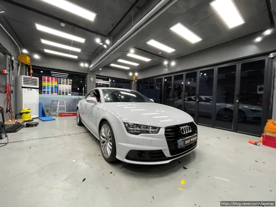 Audi A8のカーラッピング事例｜クローム部分の印象変更 施工写真 2-2