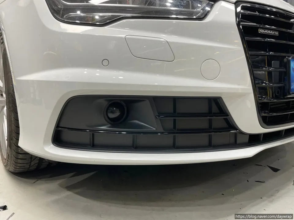 Audi A8のカーラッピング事例｜クローム部分の印象変更 施工写真 3-2