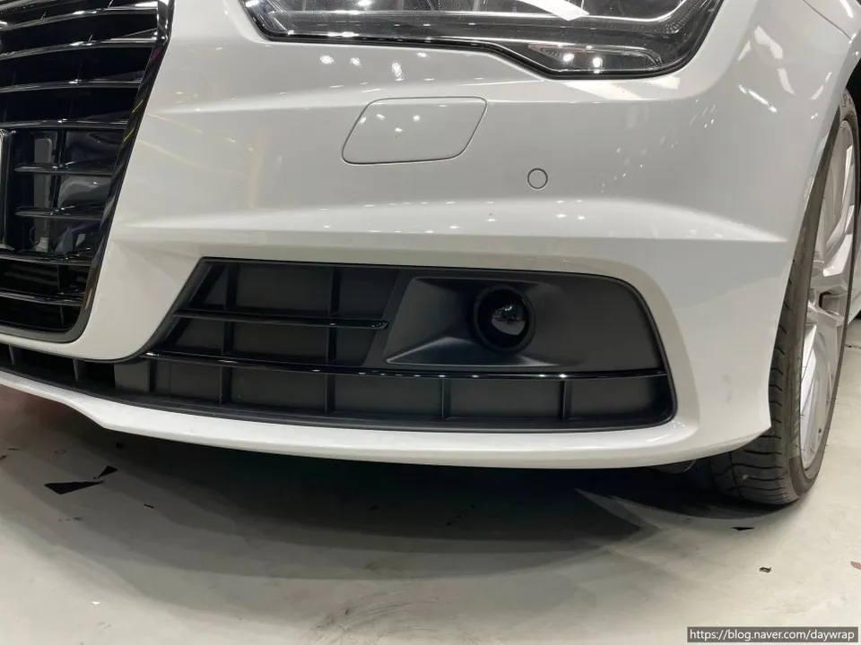 Audi A8のカーラッピング事例｜クローム部分の印象変更 施工写真 1-3
