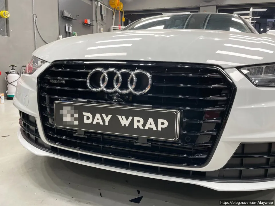 Audi A8のカーラッピング事例｜クローム部分の印象変更 施工写真 2-3