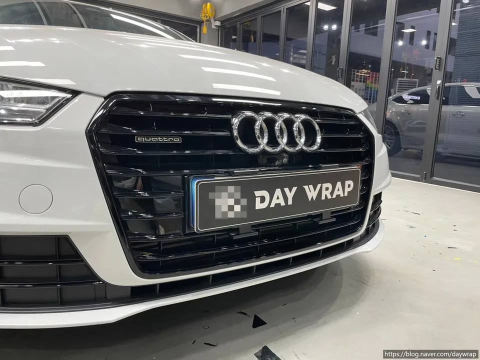 Audi A8のカーラッピング事例｜クローム部分の印象変更 施工写真 3-3