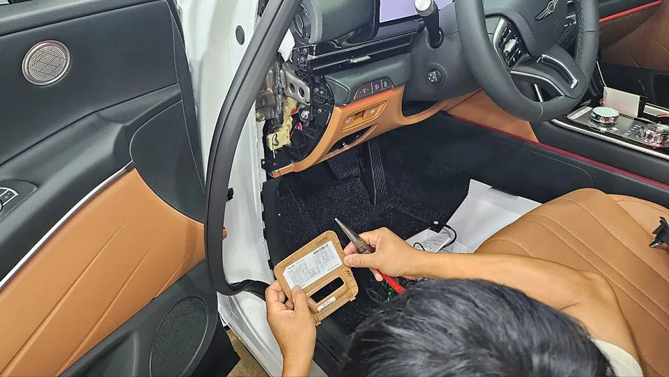 Genesis GV80のドライブレコーダー取付事例 施工写真 6