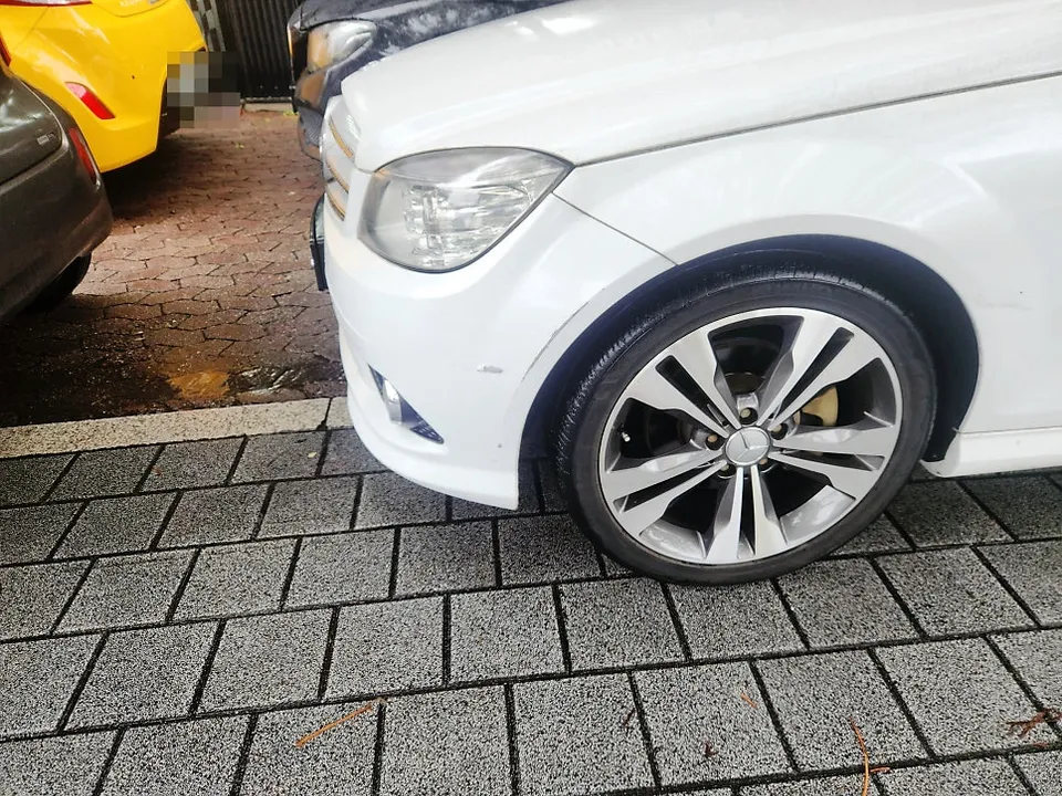 Mercedes-Benz Cクラスのカーラッピング事例|費用目安・仕上がり 施工写真 1-1