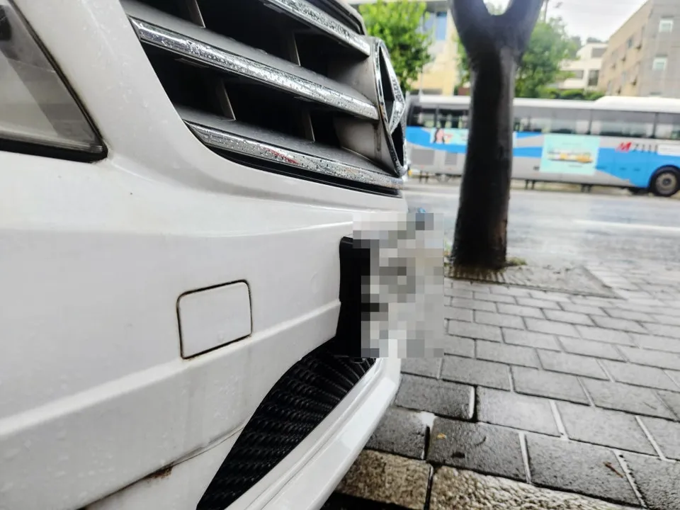 Mercedes-Benz Cクラスのカーラッピング事例|費用目安・仕上がり 施工写真 2-2
