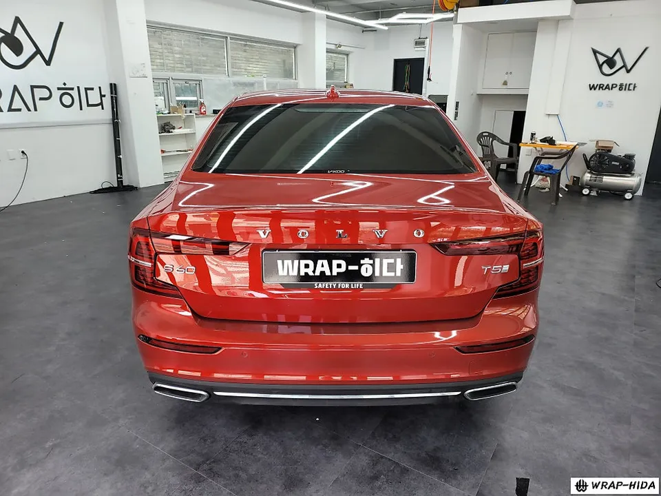 Volvo S60のカーラッピング事例|ミッドナイトブルーへの変身 施工写真 2-1