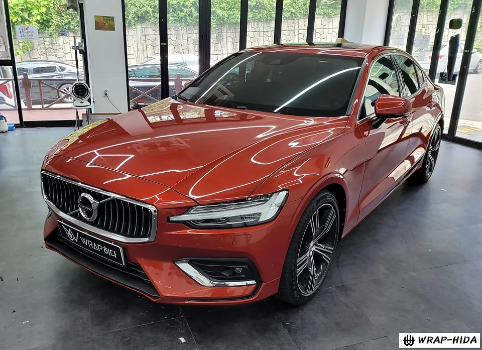 Volvo S60のカーラッピング事例|ミッドナイトブルーへの変身 施工写真 3-1