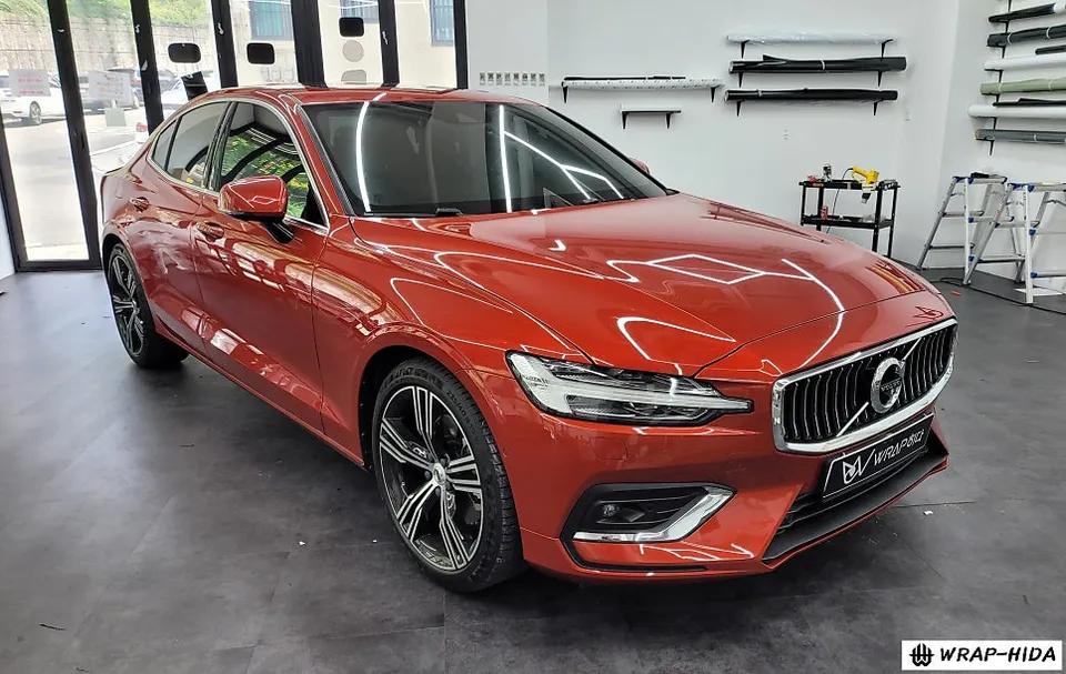 Volvo S60のカーラッピング事例|ミッドナイトブルーへの変身 施工写真 1-2