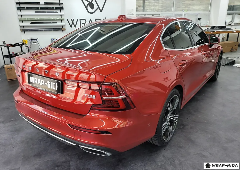 Volvo S60のカーラッピング事例|ミッドナイトブルーへの変身 施工写真 2-2