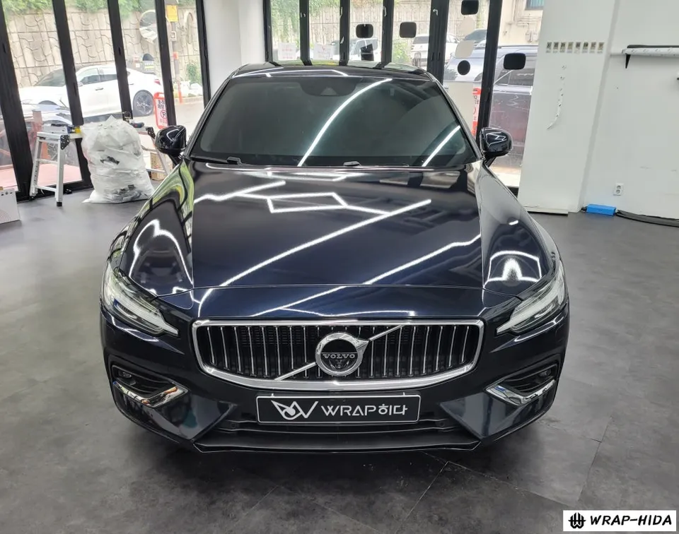 Volvo S60のカーラッピング事例|ミッドナイトブルーへの変身 施工写真 2-3