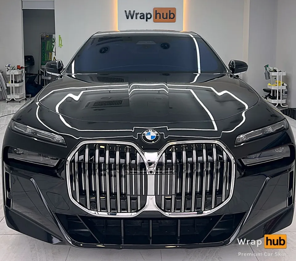 BMW 7 Seriesのカーラッピング事例｜高級感を高めるデュオトーン 写真