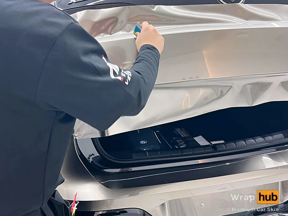 BMW 7 Seriesのカーラッピング事例|高級感を高めるデュオトーン 施工写真 2-1