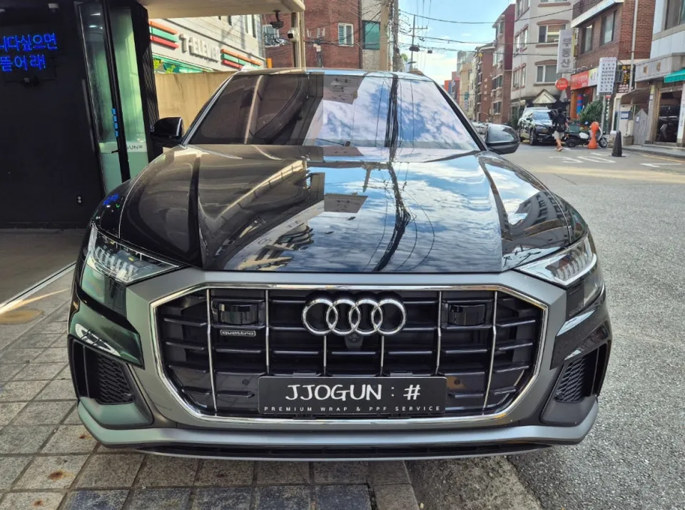 Audi Q8のカーラッピング事例｜クローム除去で高級感アップ 施工写真 2-1
