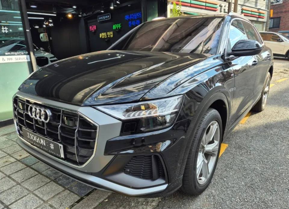 Audi Q8のカーラッピング事例｜クローム除去で高級感アップ 施工写真 3-1
